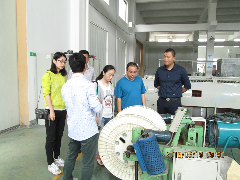 九江學院領導參觀工廠機器中